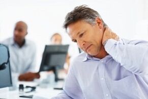 Dolore al collo dovuto all'osteocondrosi
